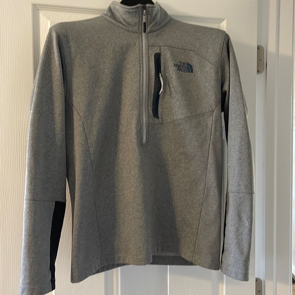 Mens North Face 1/4 zip. Gray, medium